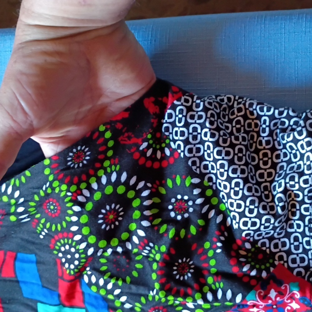 Soft Focus Geometric Pattern Top - Picture 5 of 13